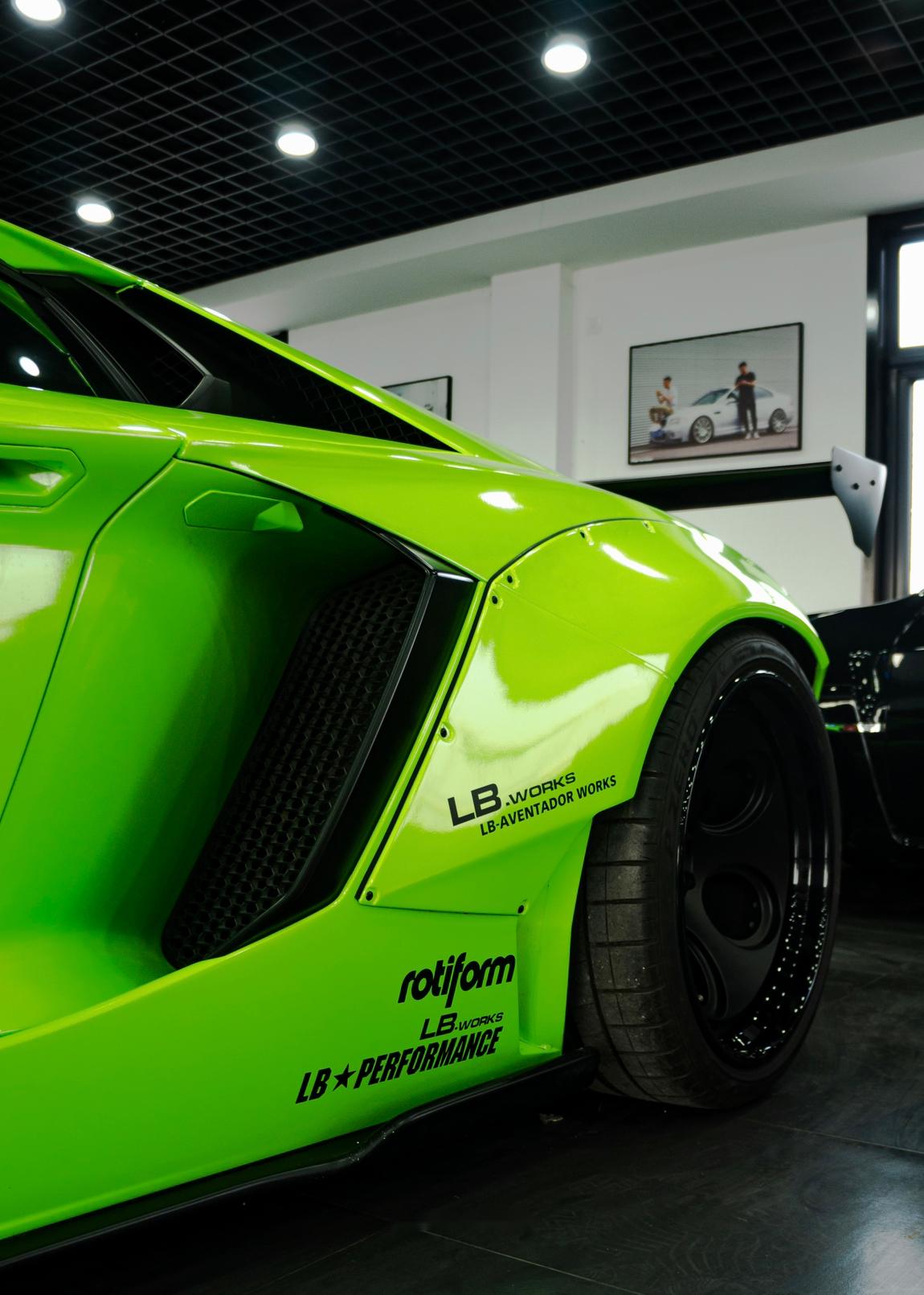 一直喜欢lbwk宽体的f82,但第一次见真正的lbwk确是 兰博基尼 avent