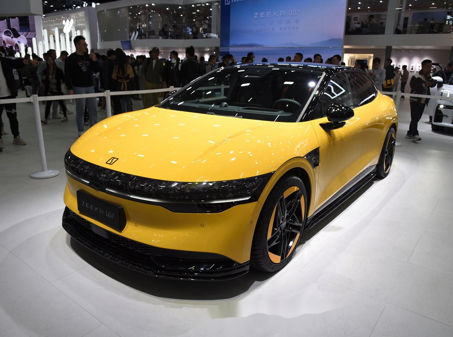 极氪007四驱性能版开始交付了 拉风的功夫黄车漆以及橙灰运动内饰 20