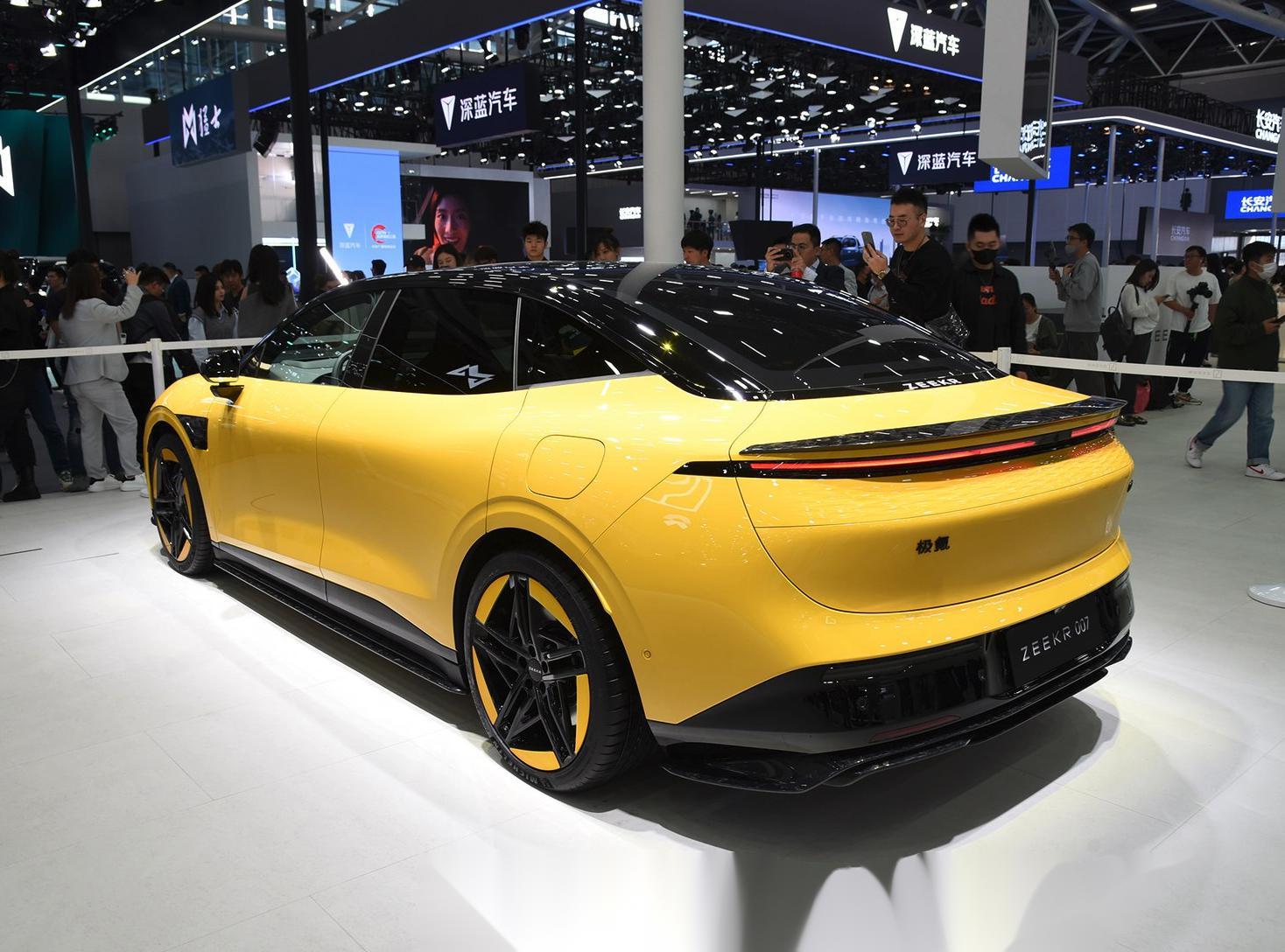 极氪007四驱性能版开始交付了 拉风的功夫黄车漆以及橙灰运动内饰 20