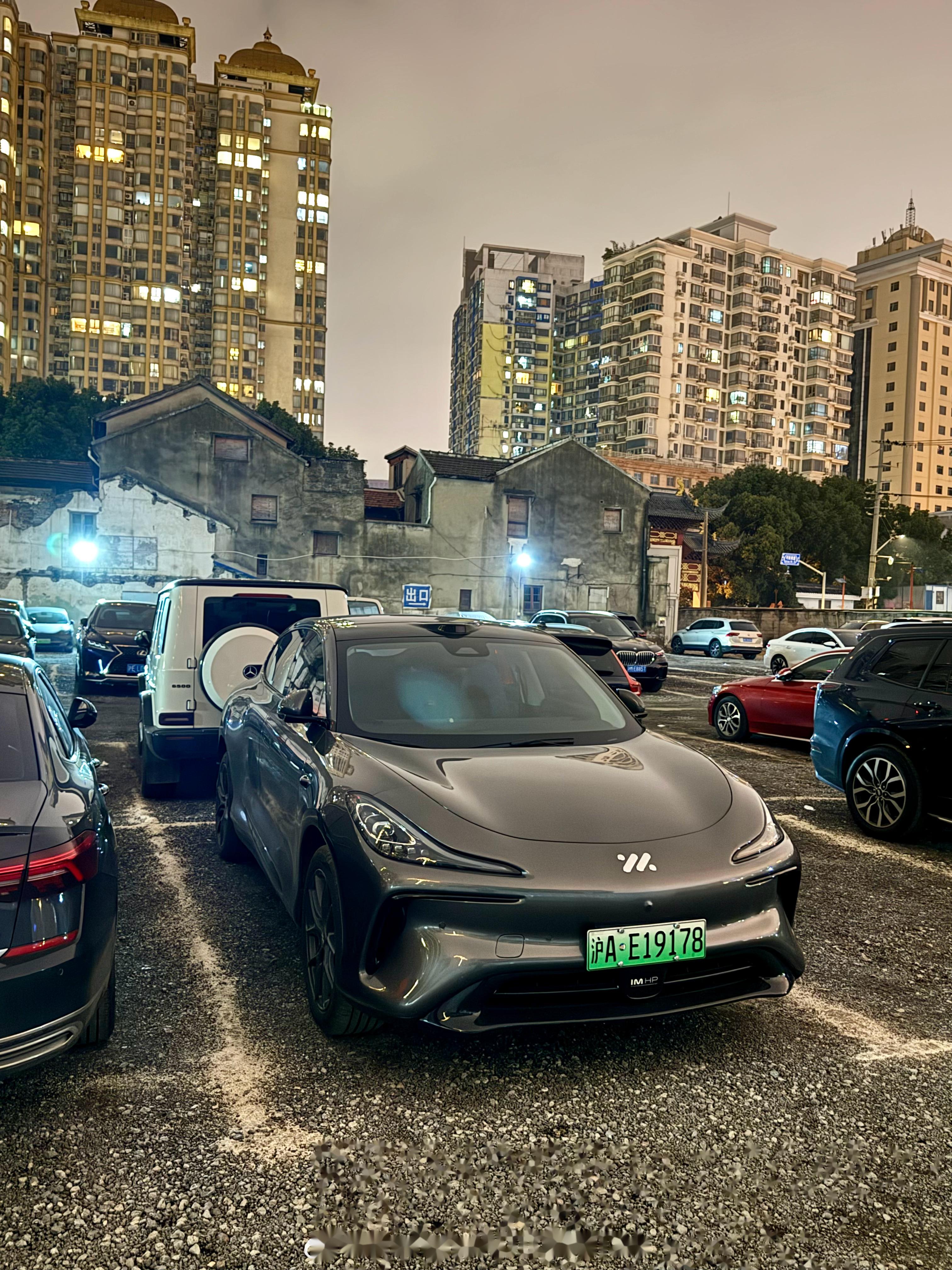 废墟中的奔驰大g 智己ls6的能见度在上海蛮高了 期待l6后月销能持续过