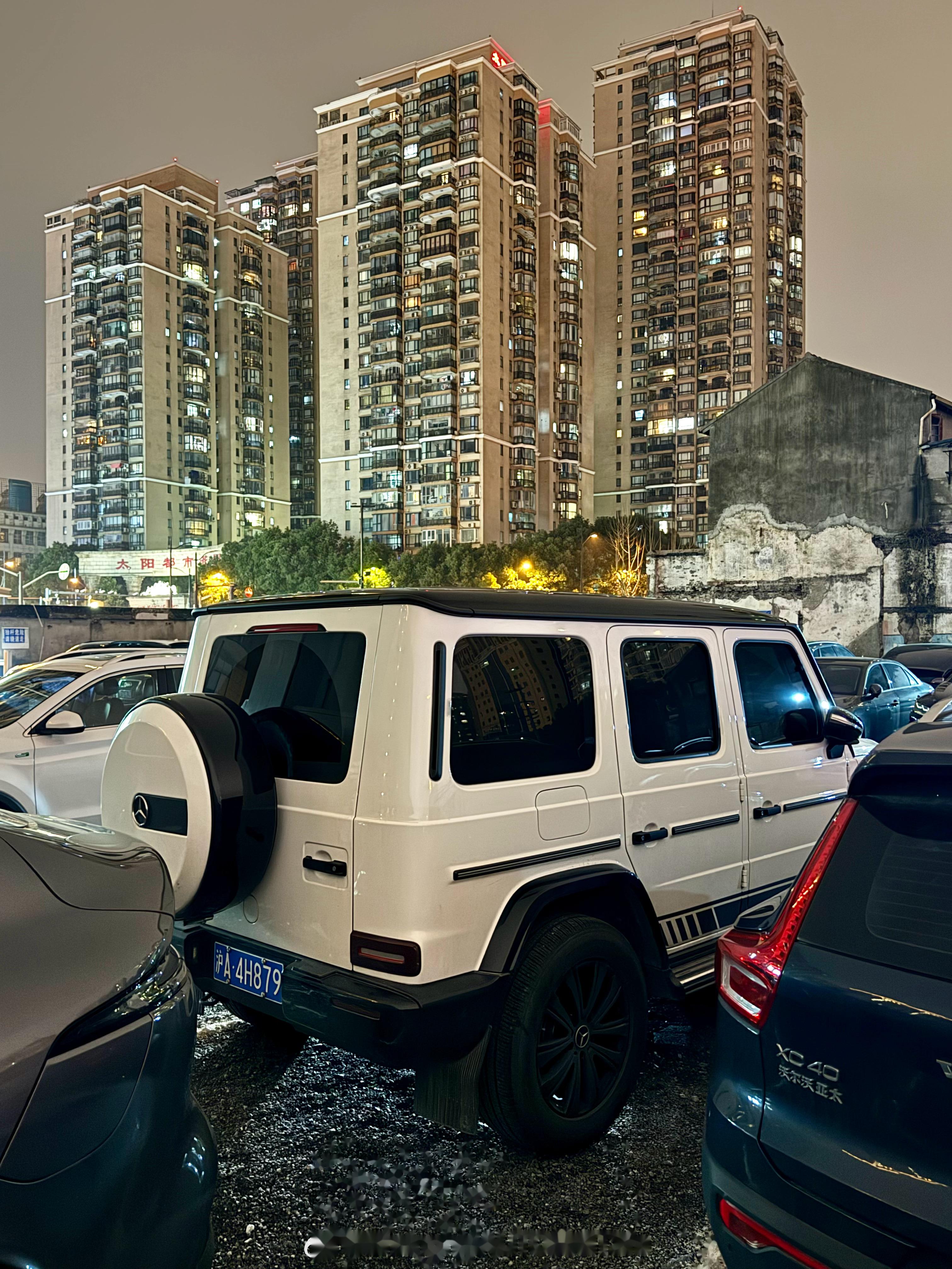 废墟中的奔驰大g 智己ls6的能见度在上海蛮高了 期待l6后月销能持续过