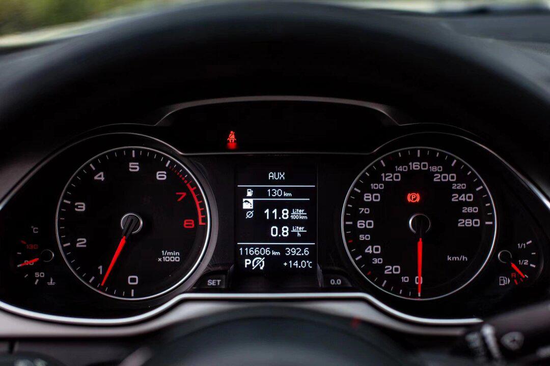 2016款 奥迪 a4l ——35tfsi 舒适型 上牌时间74:2015年12月