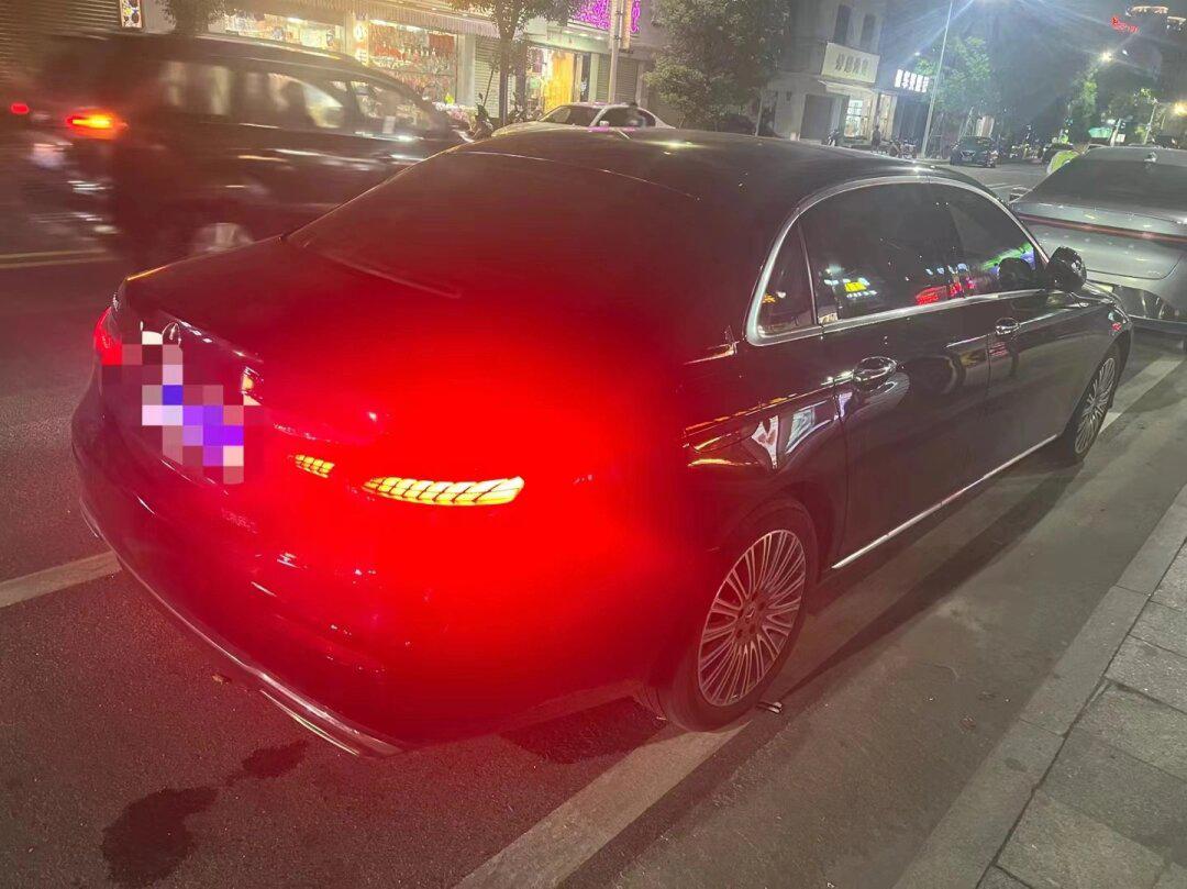 出一辆奔驰e300豪华,一处补漆,其他都是原车漆,用的很爱惜,公里数不大