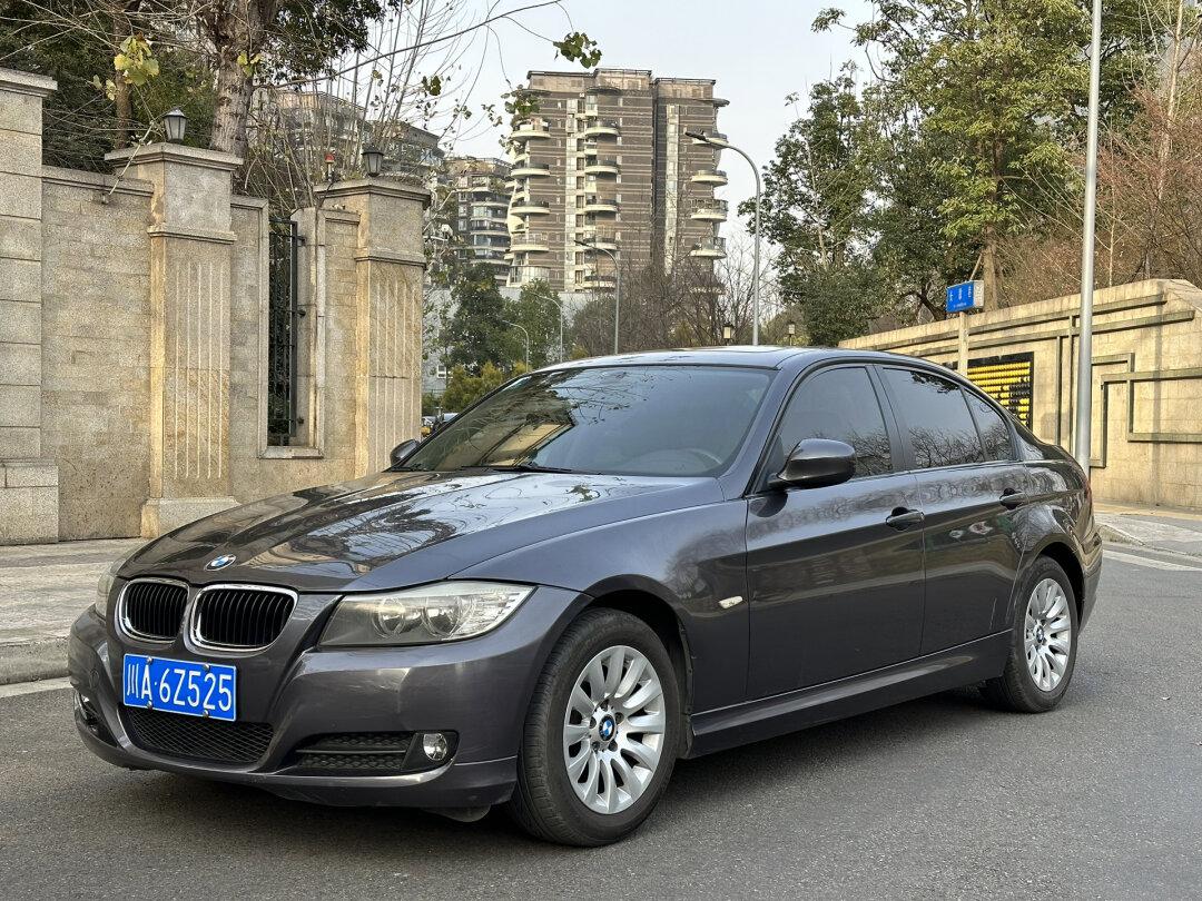 末期改款宝马3系,机盖4条经线,经典不显老