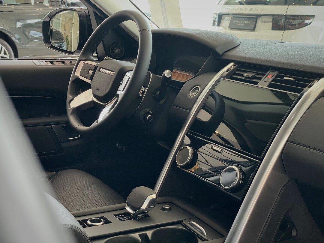 路虎发现,灵活多变的七座座椅布局,满足多样化的空间需求,让您的旅途