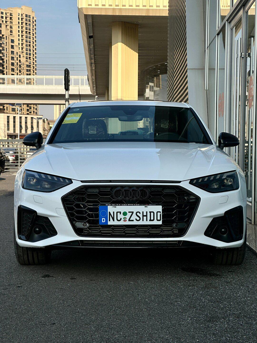 24款奥迪a4l 40豪华星夜版 24款奥迪 a4l 40豪华星夜版 阿科纳白外