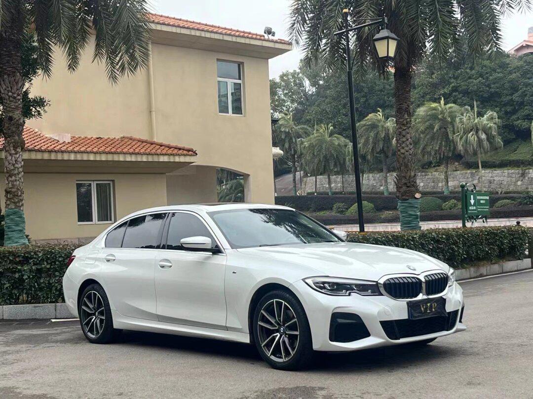 21年宝马320lim运动,白外棕内,配置多功能方向盘 定速巡航 自动大灯