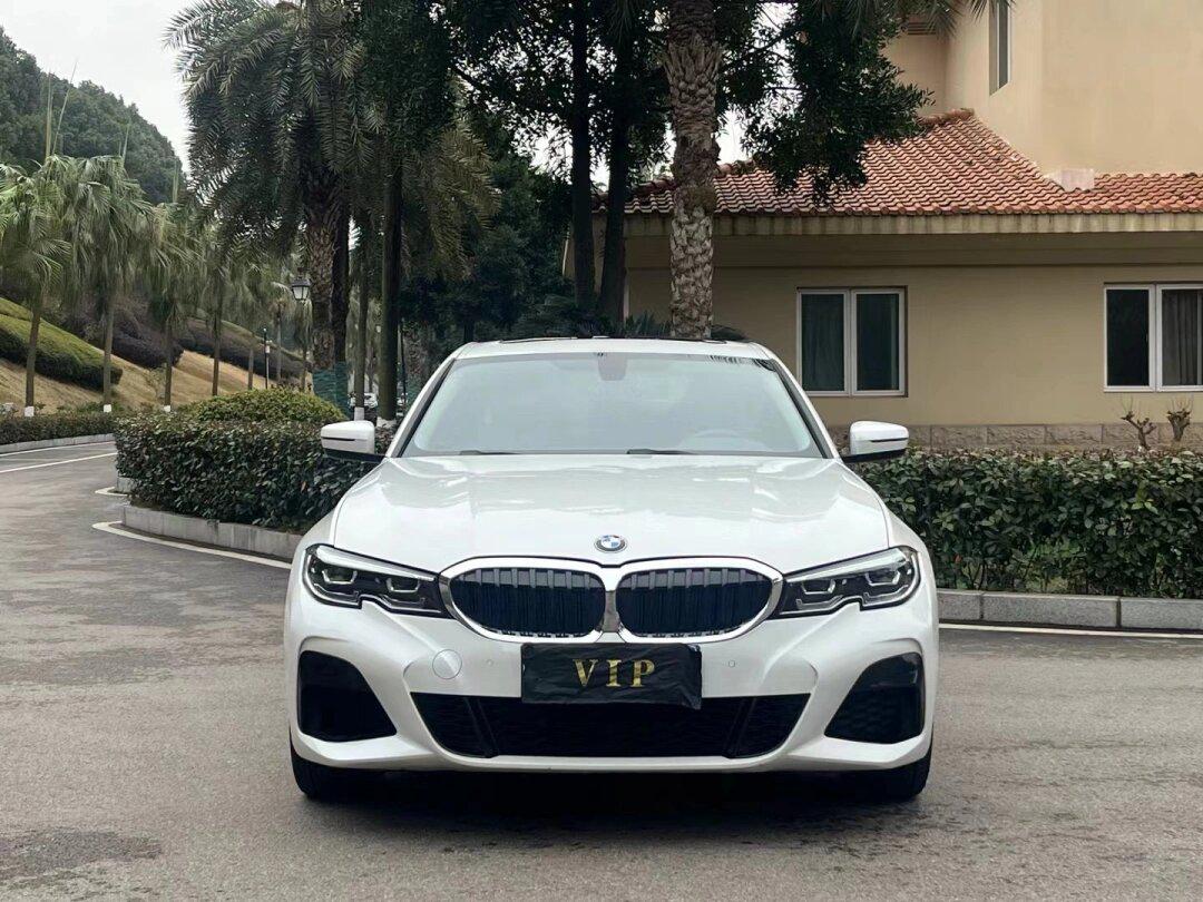 21年宝马320lim运动,白外棕内,配置多功能方向盘 定速巡航 自动大灯