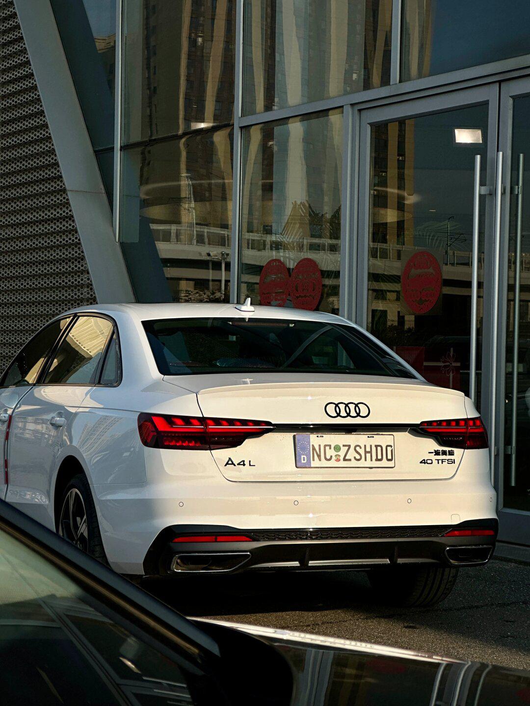 24款奥迪a4l 40豪华星夜版 24款奥迪 a4l 40豪华星夜版 阿科纳白外