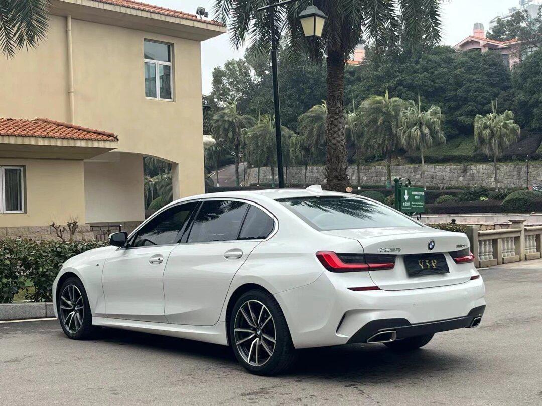 21年宝马320lim运动,白外棕内,配置多功能方向盘 定速巡航 自动大灯