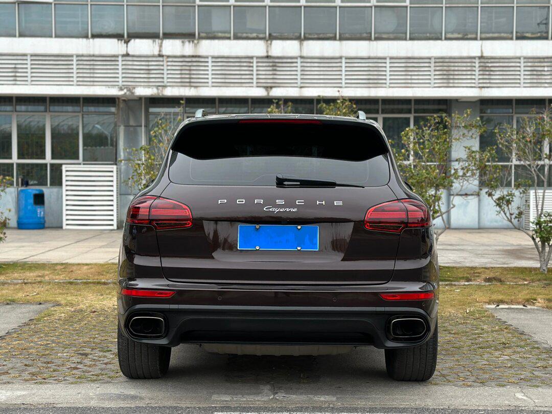 【车型】16款保时捷卡宴 【排量】3.0t 【表显里程】10万 【上牌时间