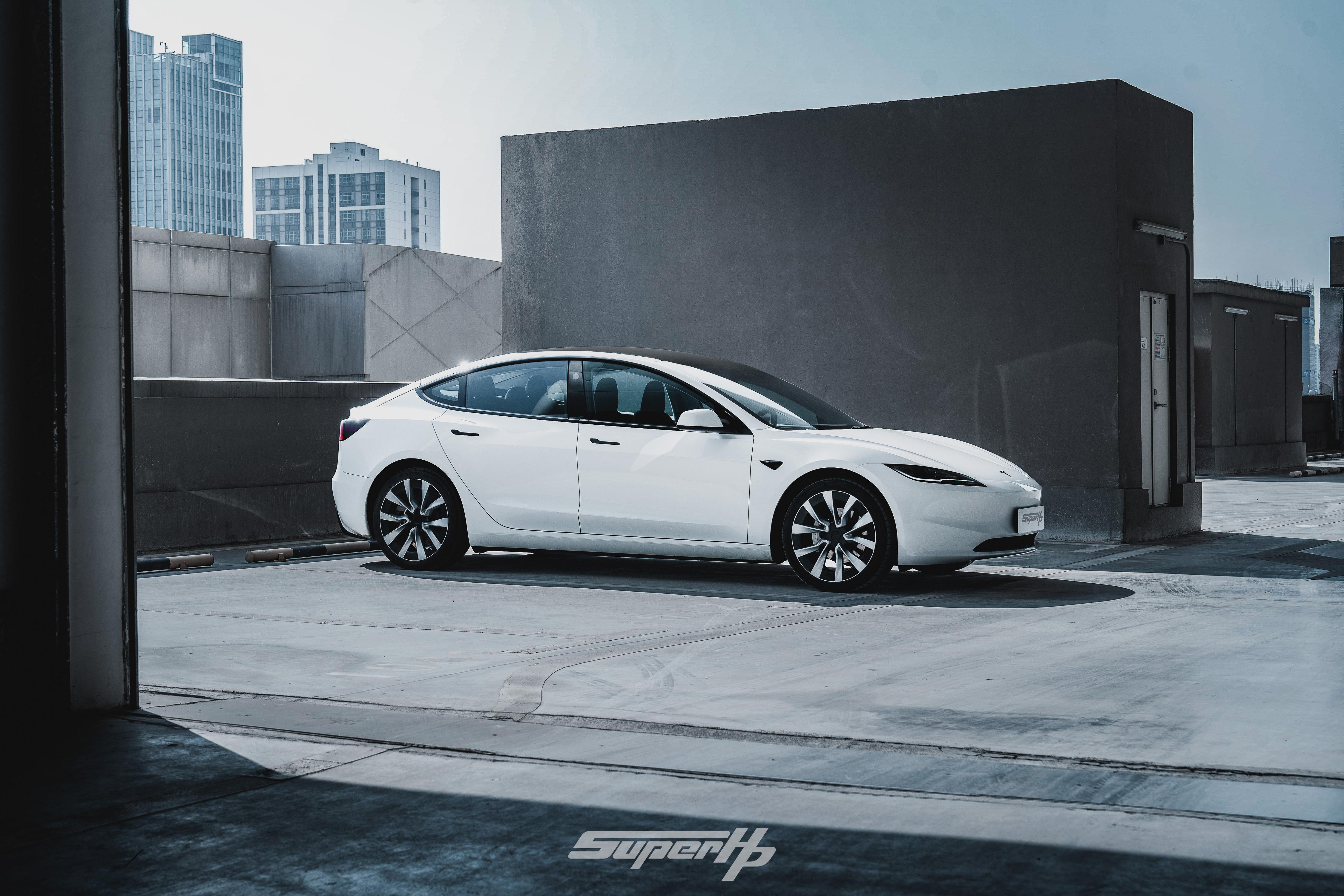 特斯拉model 3 焕新版, 新款的底盘可以说是电车里的清流, 非常清爽