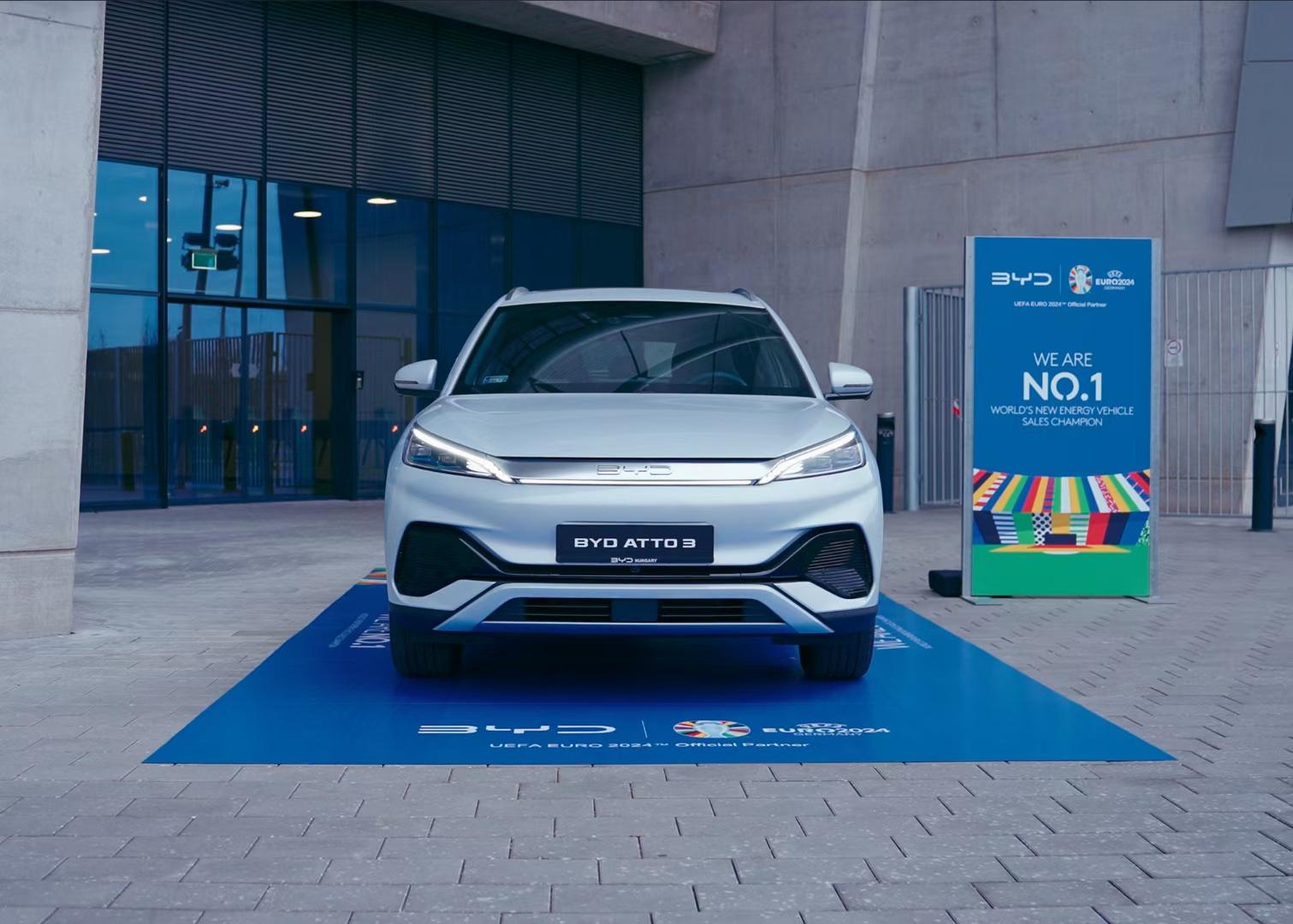 比亚迪匈牙利第一批车主交付小个子中的真正大个子是王传福