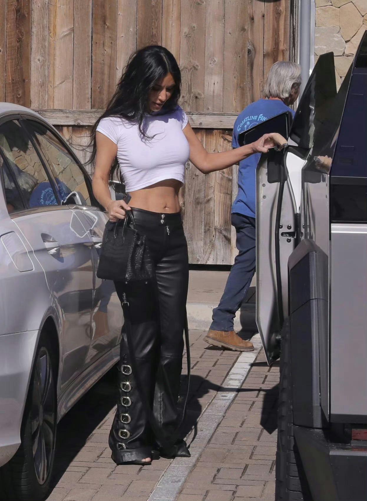 kim kardashian金卡戴珊紧随潮流,买了一台特斯拉皮卡…这车确实像