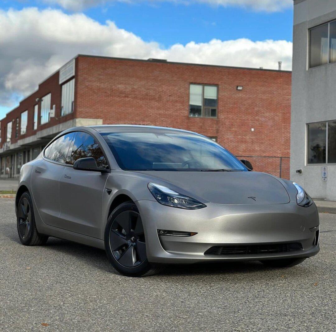 特斯拉model3天空蓝图片