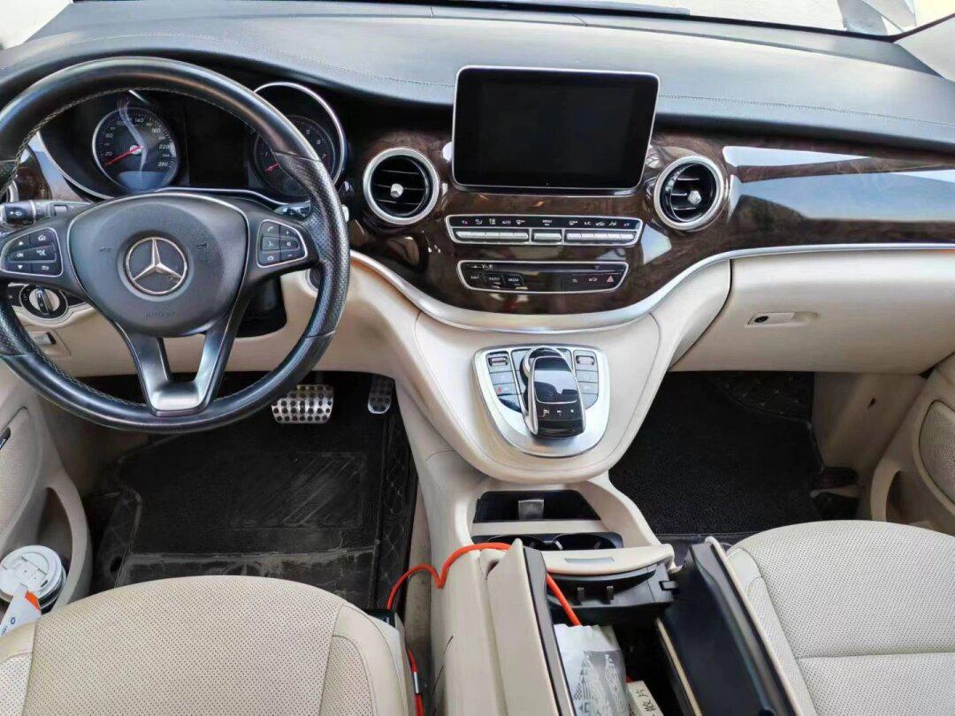 18年7月奔驰v260l,个人一手26万公里,车顶原漆圈漆后盖换了,批发20多