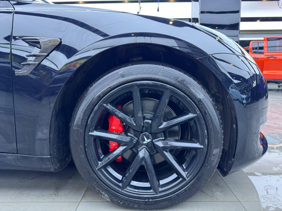 特斯拉 model3 改色 黑贴黑 钢琴黑 增加亮度 然后轮毂做了一个钢琴