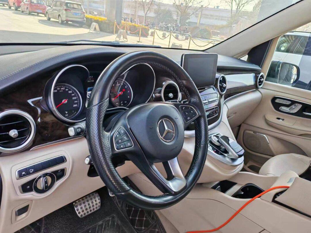 18年7月奔驰v260l,个人一手26万公里,车顶原漆圈漆后盖换了,批发20多