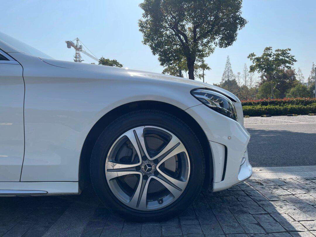 19年的白色奔驰c260l