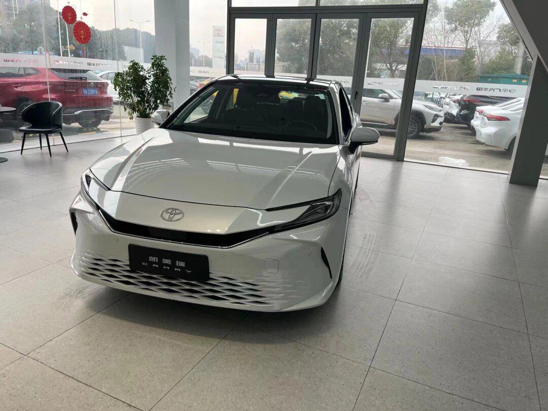 0九代凯美瑞 铂金珍珠白尊贵版本,配置 丰富,前四后四雷达,电动