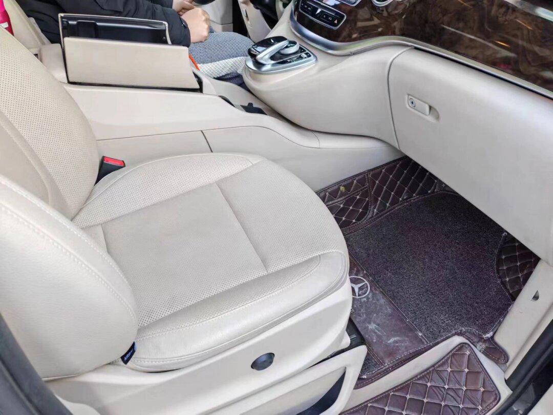 18年7月奔驰v260l,个人一手26万公里,车顶原漆圈漆后盖换了,批发20多