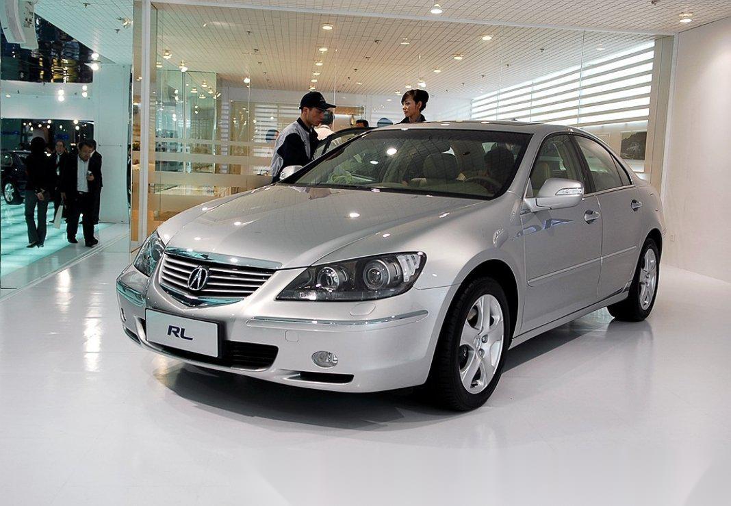 偶遇一台06款的讴歌rl,这玩意我还是第一次见啊,当年指导价68万买这个