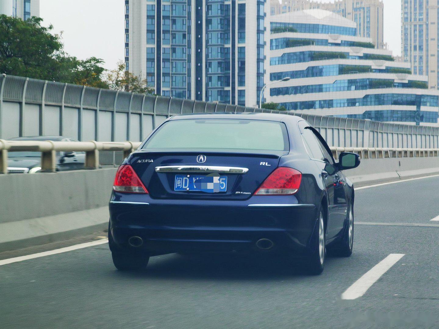 偶遇一台06款的讴歌rl,这玩意我还是第一次见啊,当年指导价68万买这个