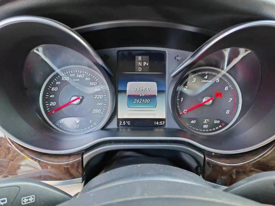 18年7月奔驰v260l,个人一手26万公里,车顶原漆圈漆后盖换了,批发20多