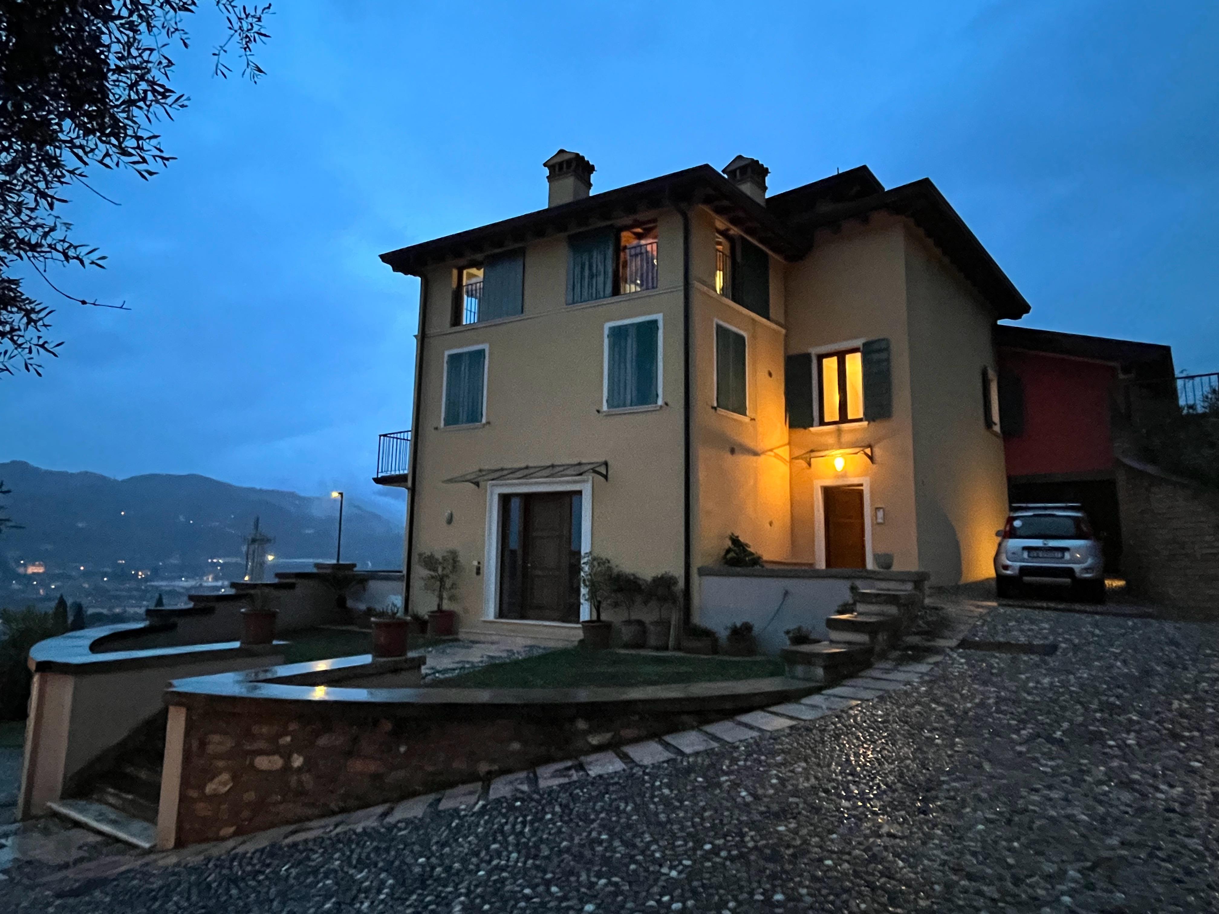 airbnb的意大利房东有两栋这样的别墅,带图2和3一片橄榄树林,妥妥的高