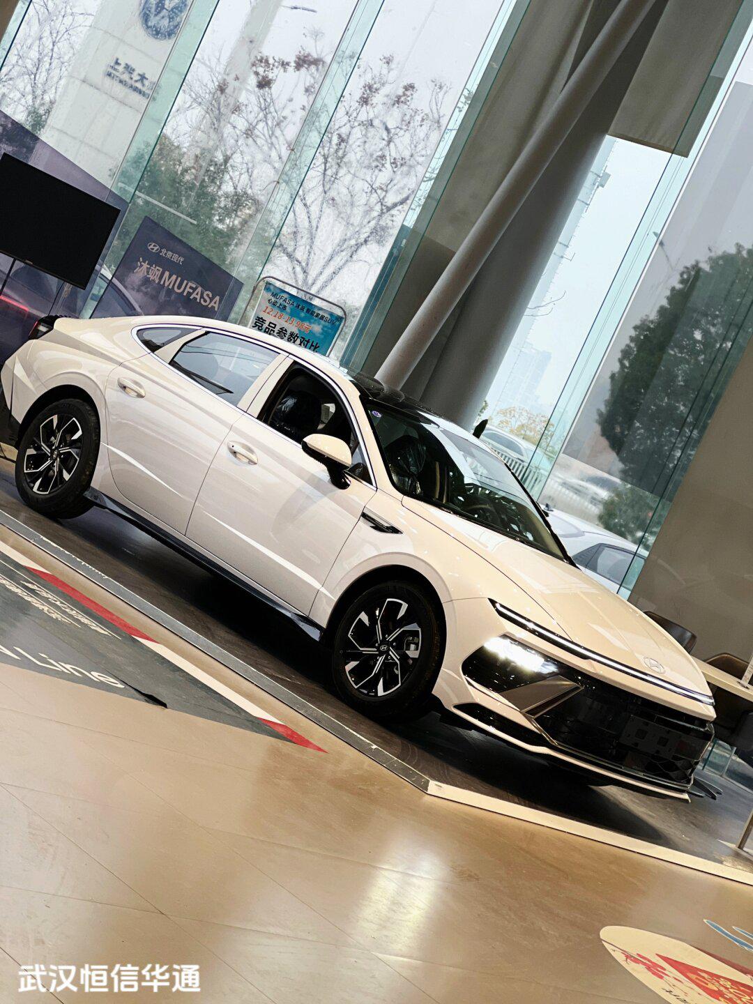 第十一代北京现代索纳塔,该车外观前卫机甲风格,配备1.5t和2.