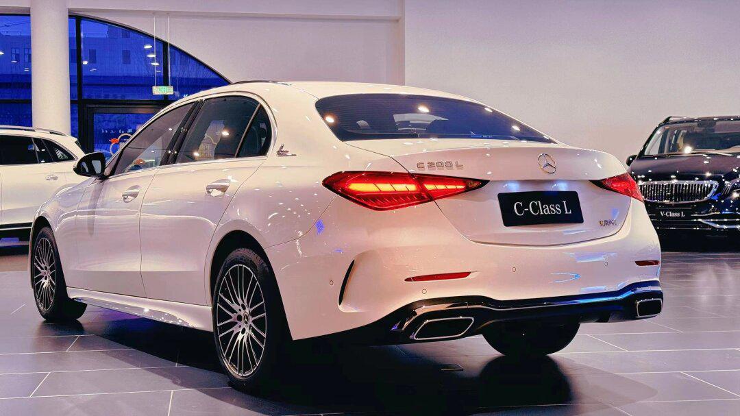 奔驰c的设计 融合了奔驰百年的经典元素与现代审美,每一次驾驶都仿佛
