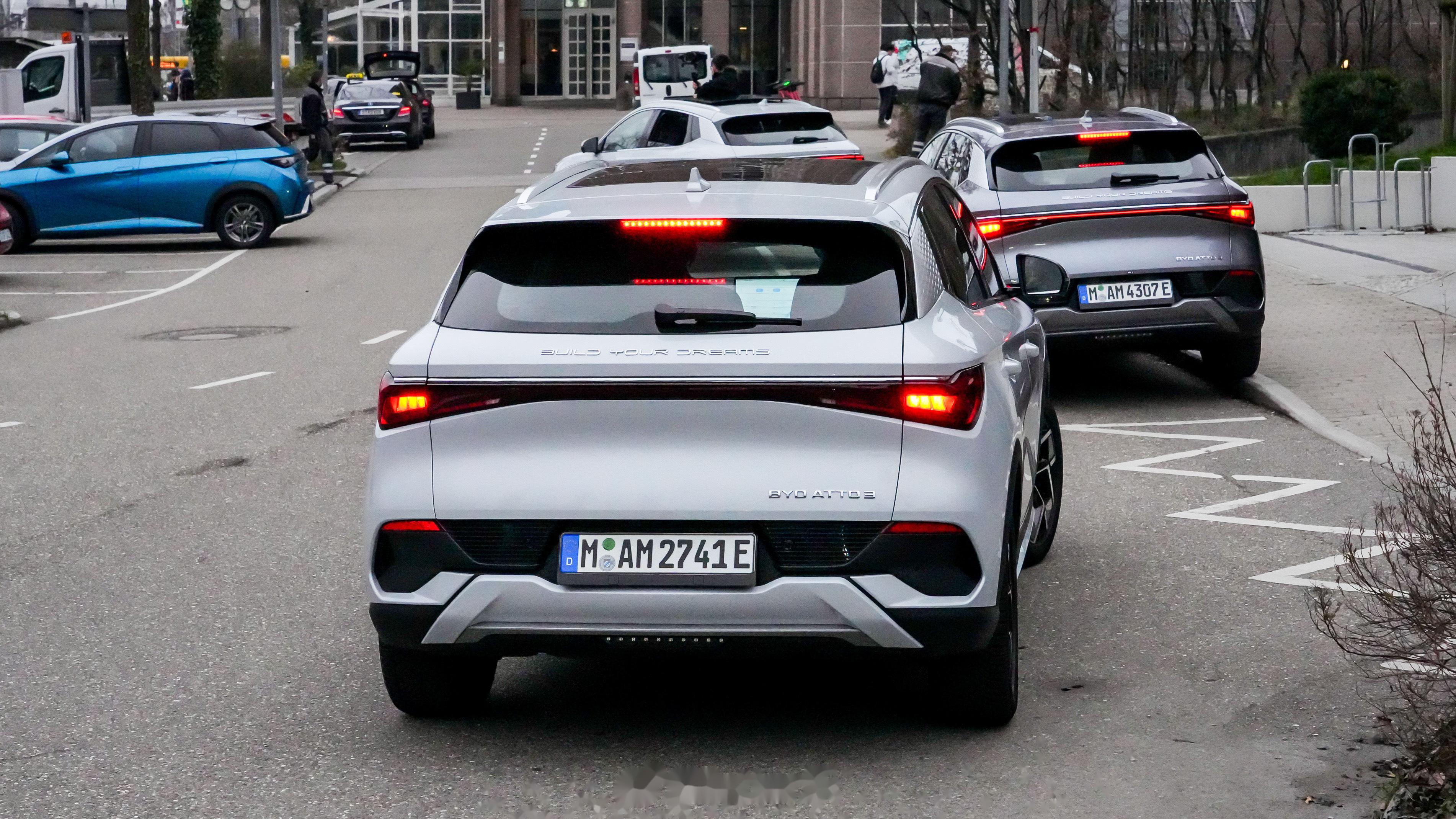 跑德国汽车老家斯图加特开店了来看看在德国斯图加特街上行驶的【全球