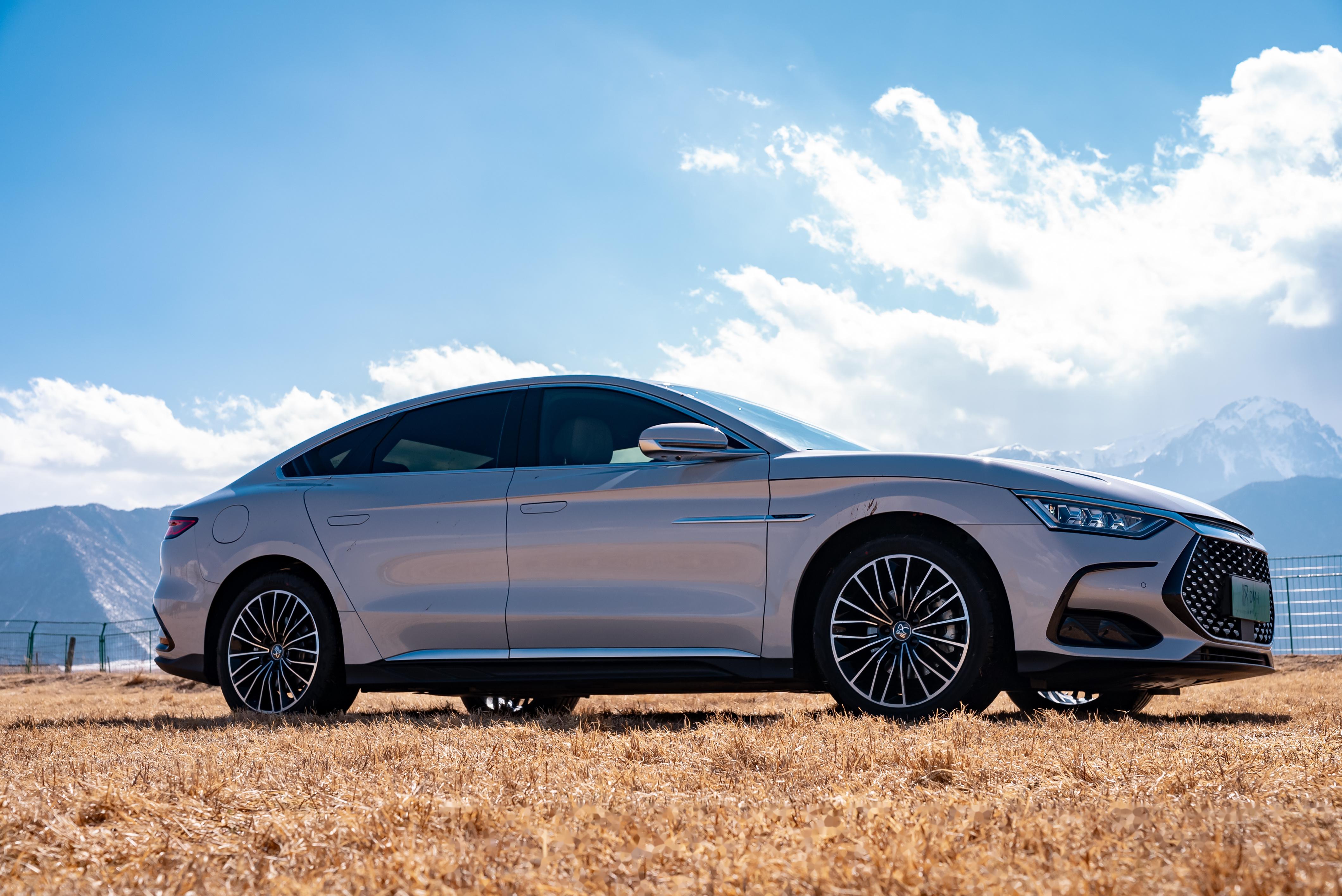 今天在丽江来试驾比亚迪·汉dm-i荣耀版这款车,这个过程很开心也充满