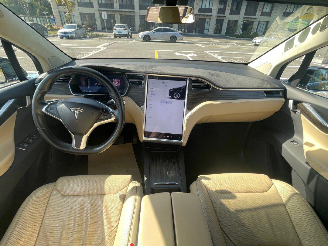 16年特斯拉model x 90d,6座,8万多公里,带免费充电,有出切了右后叶