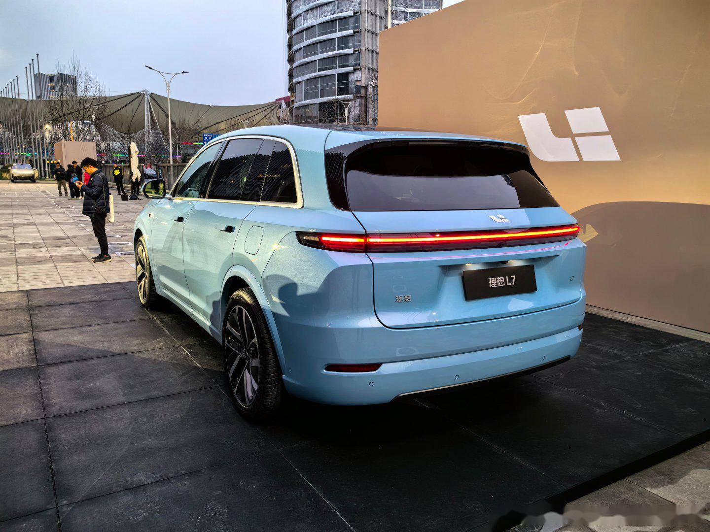 新颜色#理想l7# ,泥塑#理想mega# ,#理想汽车春季发布会#现场外面的展