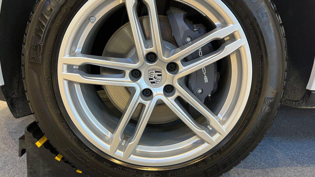 保时捷喜欢彩色的轮毂标还是黑白色调_汽车杂谈社区_易车社区