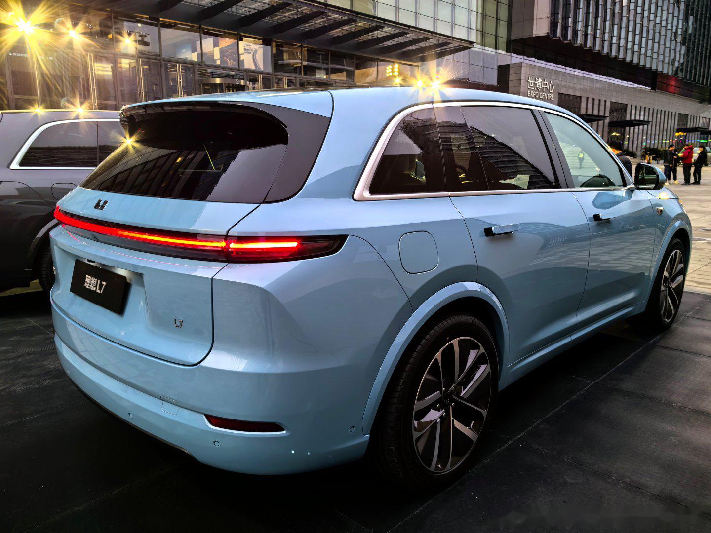 新颜色#理想l7# ,泥塑#理想mega# ,#理想汽车春季发布会#现场外面的展