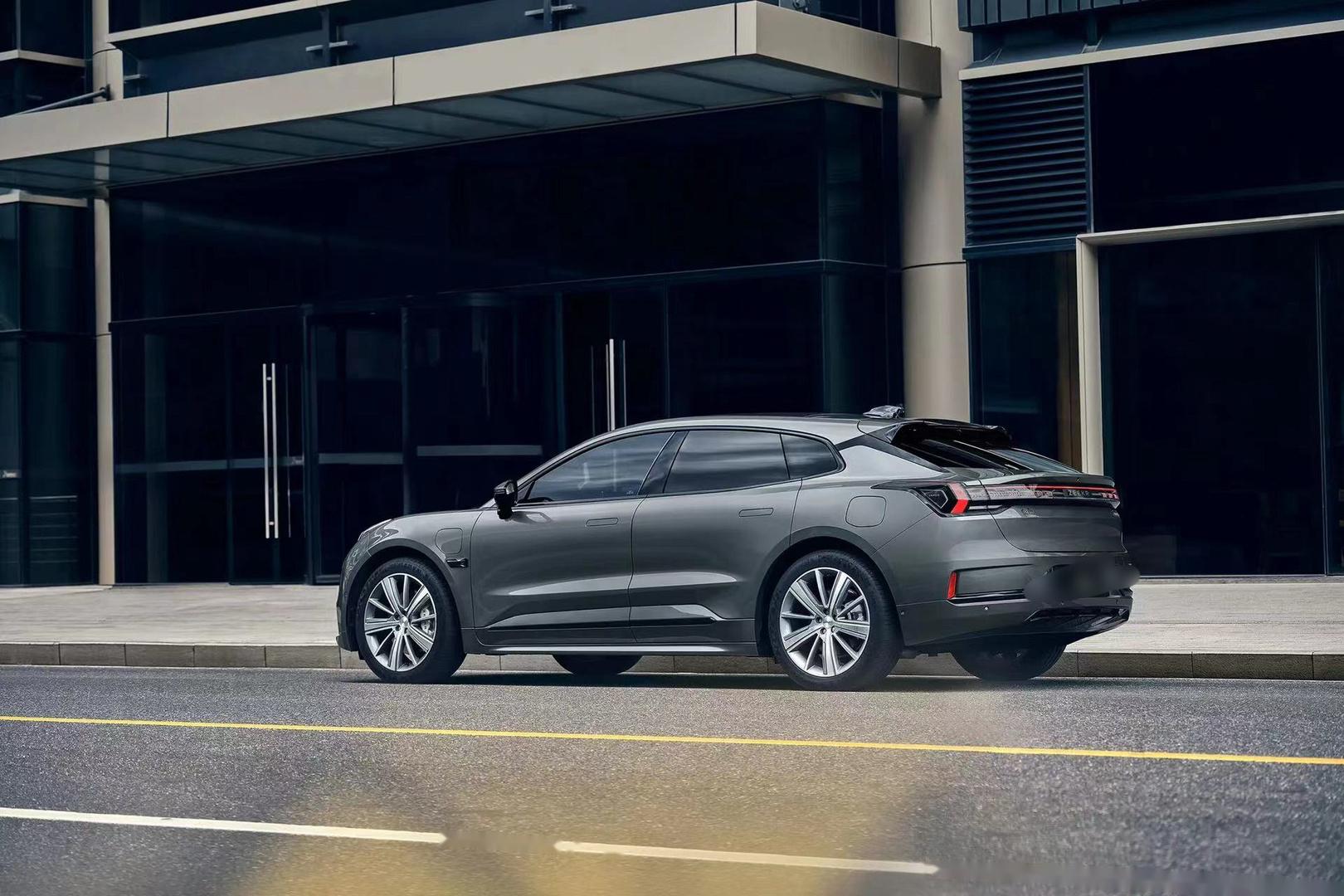 极氪001 外观设计方面很前脸犹如大青蛙照的造型.