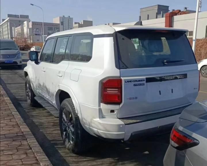 新普拉多实车生图看着没官图那么惊艳 中网改成了老款风格 牛头标,这