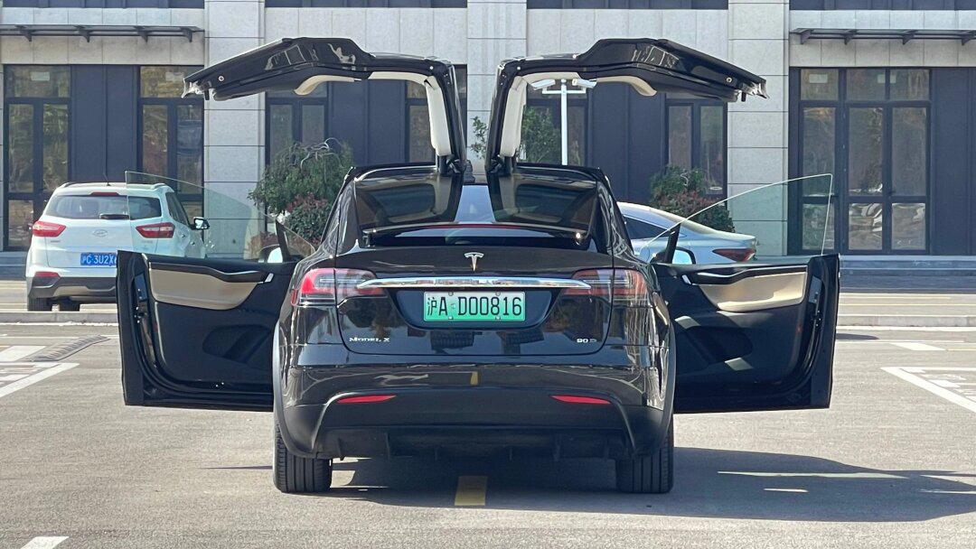 16年特斯拉model x 90d,6座,8万多公里,带免费充电,有出切了右后叶