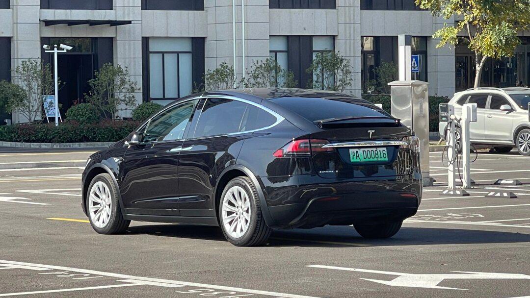 16年特斯拉model x 90d,6座,8万多公里,带免费充电,有出切了右后叶