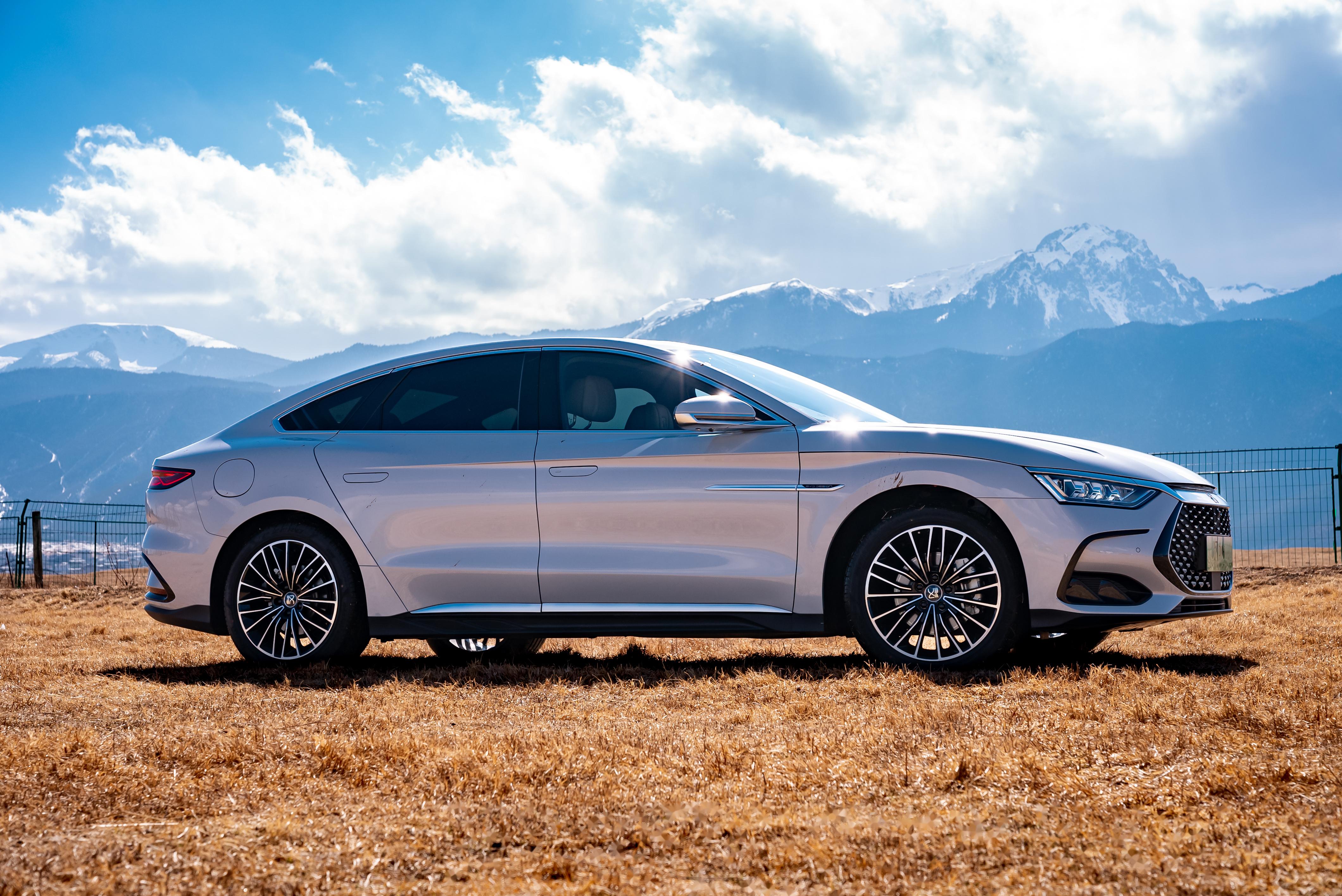 今天在丽江来试驾比亚迪·汉dm-i荣耀版这款车,这个过程很开心也充满