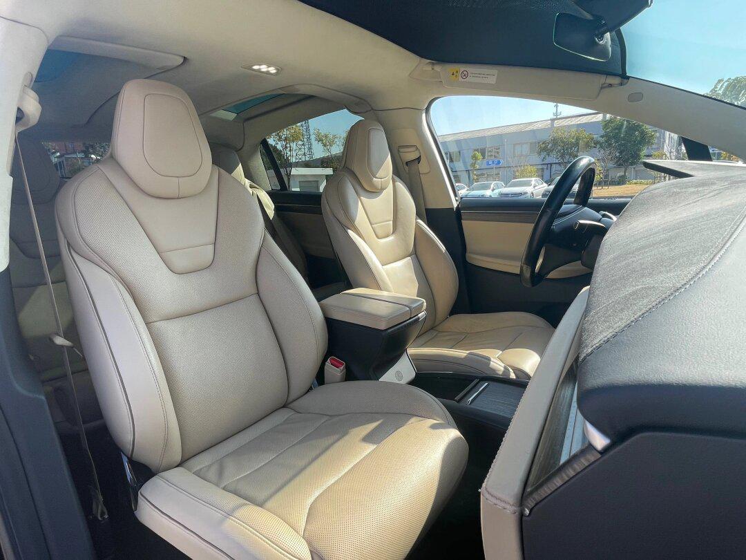 16年特斯拉model x 90d,6座,8万多公里,带免费充电,有出切了右后叶