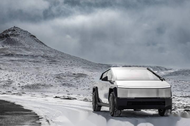 赛博越野旅行车乌兰哈达火山雪景和这车太配了很科幻绝了兄弟们