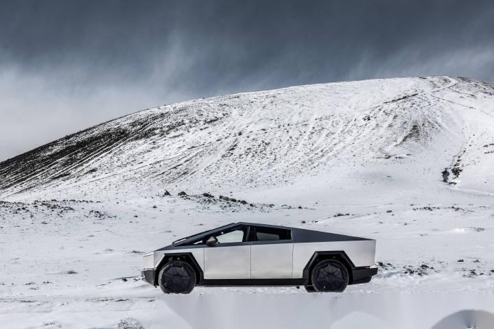 赛博越野旅行车乌兰哈达火山雪景和这车太配了很科幻绝了兄弟们