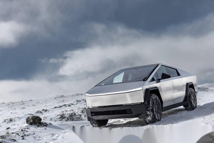 赛博越野旅行车乌兰哈达火山雪景和这车太配了很科幻绝了兄弟们