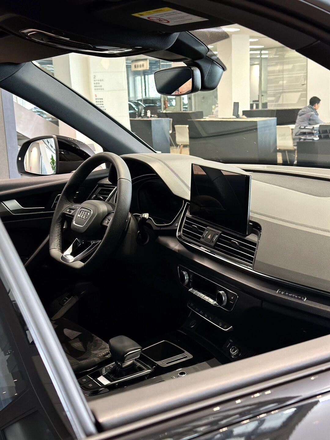 去春天里溜溜自己奥迪q5l轿跑版黑武士