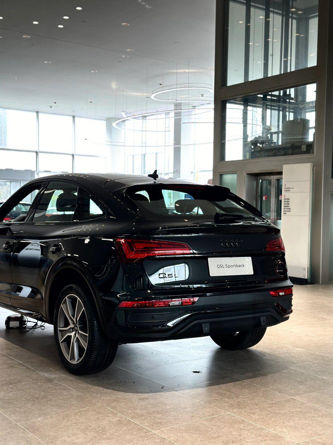 去春天里溜溜自己奥迪q5l轿跑版黑武士