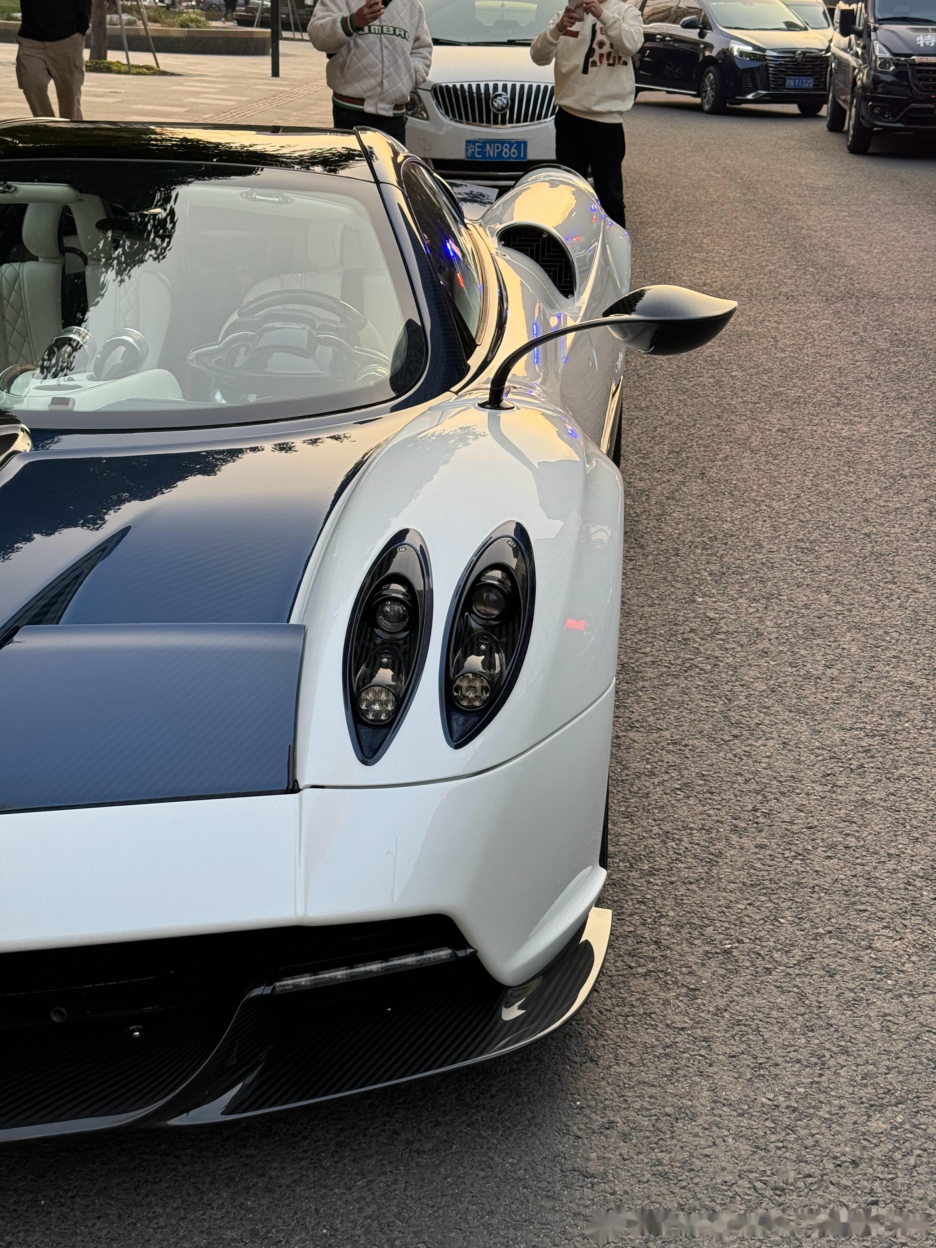 春日午后的帕加尼huayura roadster 阳光是最好的滤镜 蓝白颜色有点