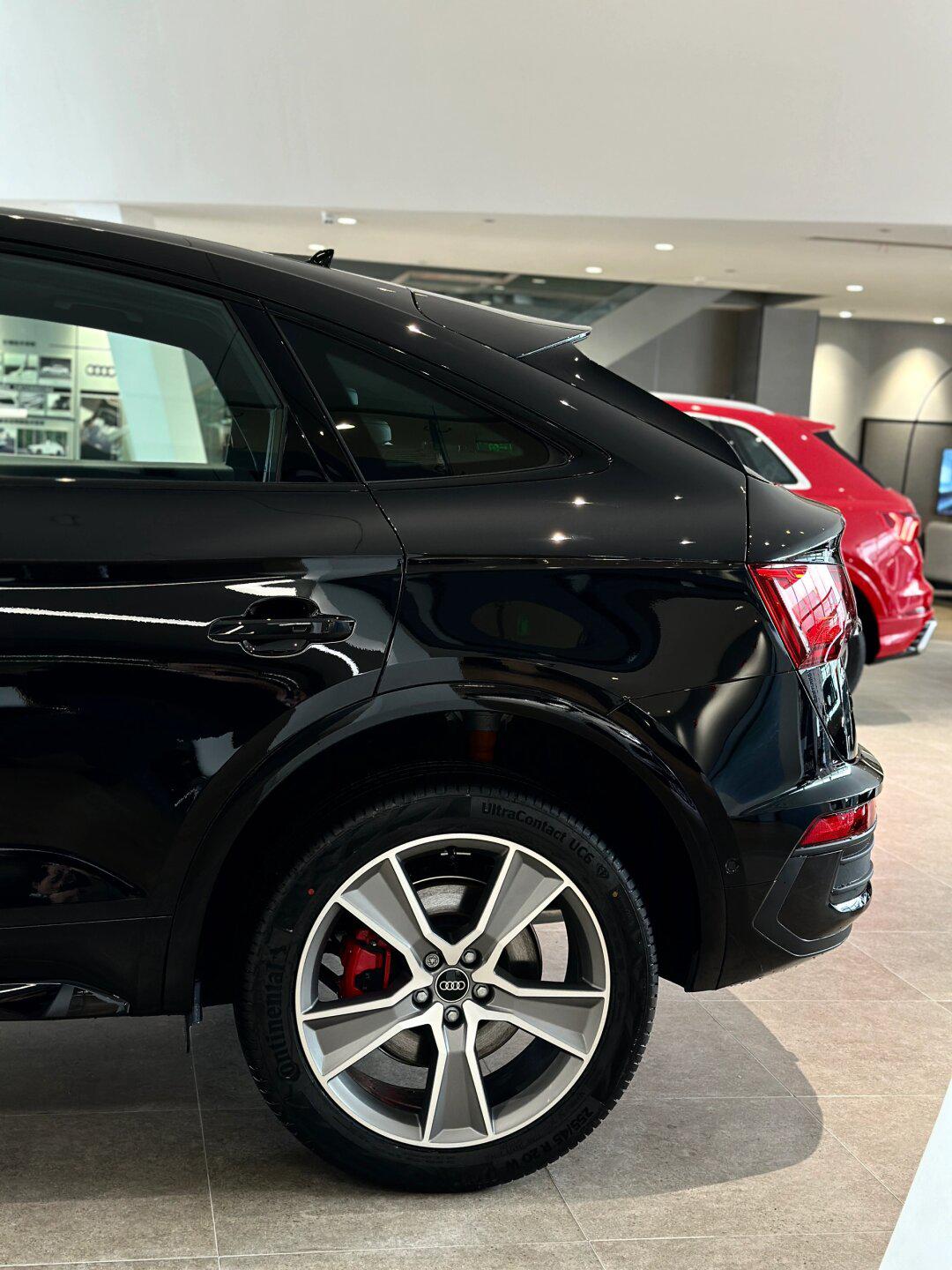 去春天里溜溜自己奥迪q5l轿跑版黑武士